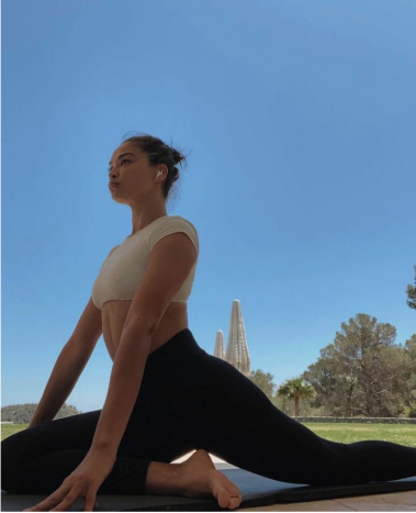 mulher se alongando em um parque