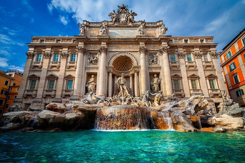 fonte em frete a um museu, a fontana de trevi em roma