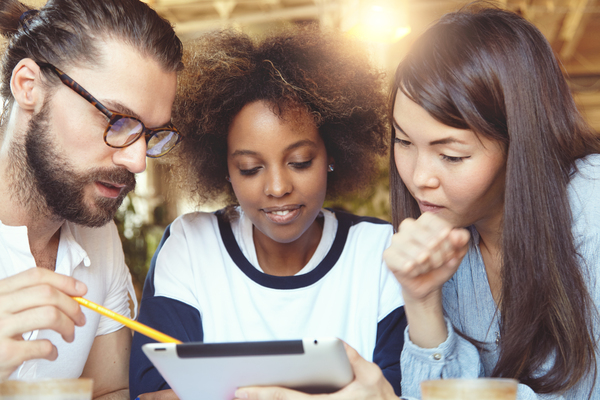 Jovens lendo algo juntos em um tablet