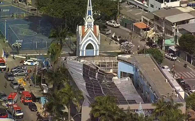 Teto de igreja desaba em Recife